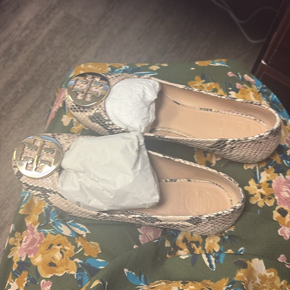 Tory Burch Snakeskin Pattern Flats with Gold Logo - Picture 5 of 5